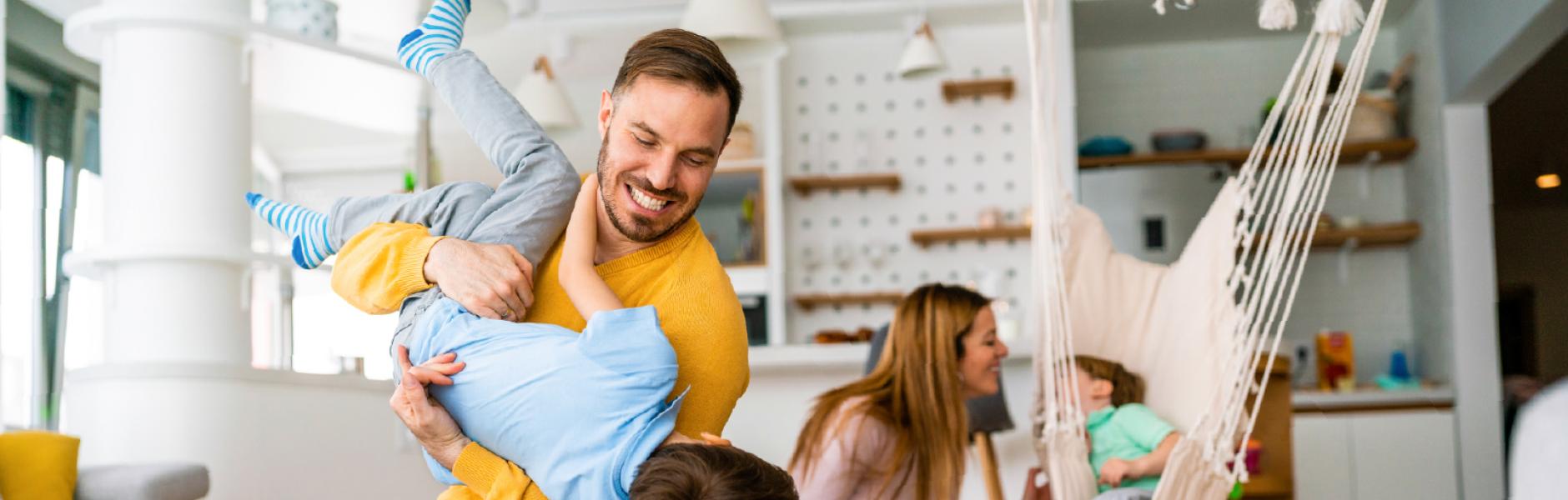 Familia jugant al menjador de casa
