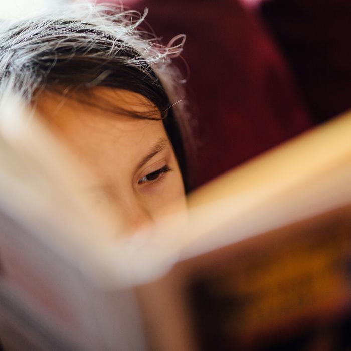 nena llegint un llibre