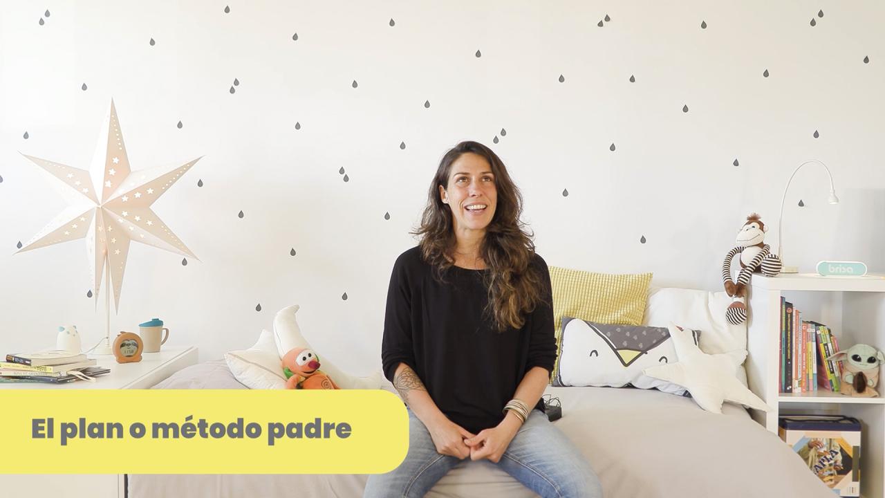 Cris Moe explicando el método o plan padre para dormir al bebé, lección del curso “Quiero dormir”.