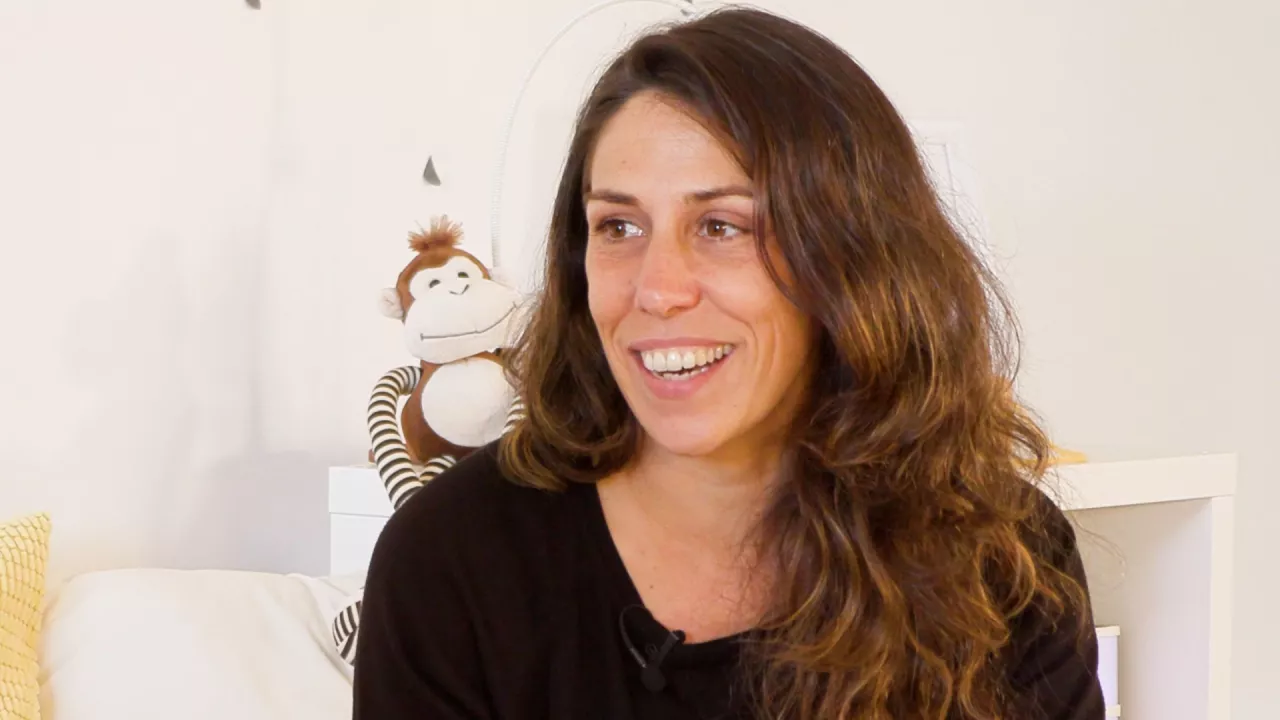 Portada podcast Cris Moe Cris somrient i un mico de peluix al darrera