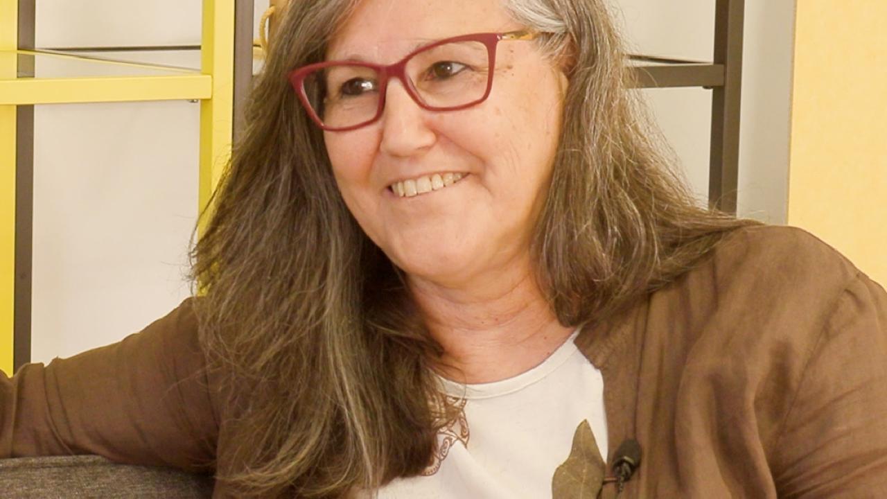 Imatge una dona en un sofà per fer podcast