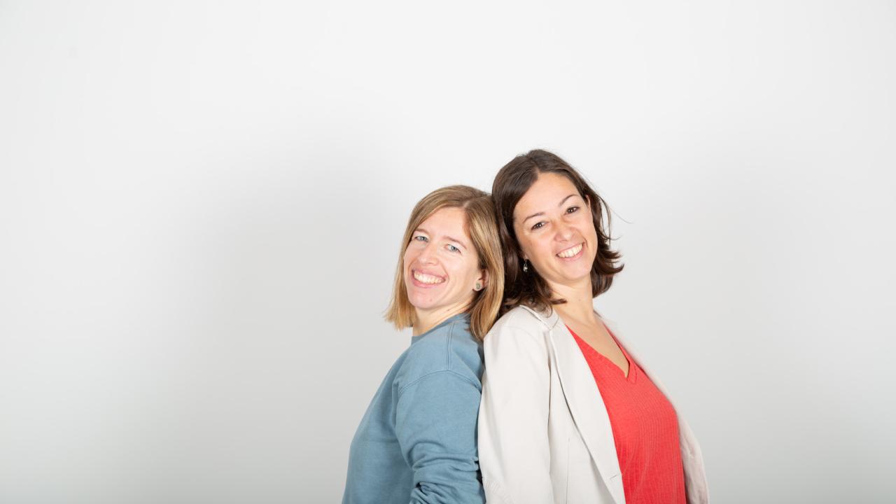 Laia i Erika una tocant l'esquena de l'altra