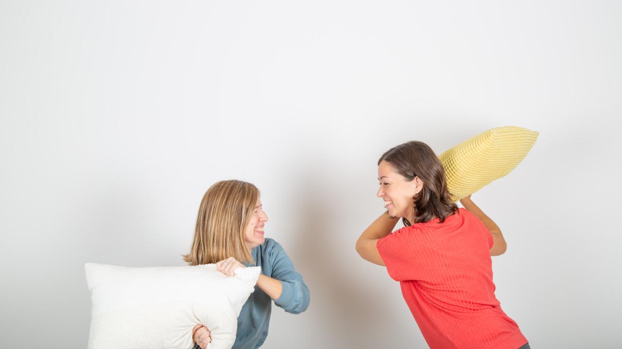 Erika i Laia en una baralla de coixins