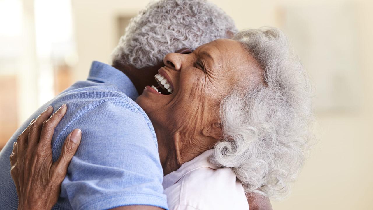 un senyor i una senyora grans abraçant-se