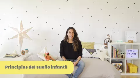 Cris Moe en una habitación infantil explicando los principios del sueño infantil, imagen del curso "Quiero dormir" de Brisa TV.