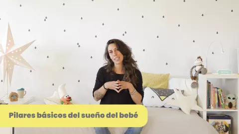 Cris Moe en una habitación infantil explicando los pilares básicos del sueño del bebé, imagen del curso "Quiero dormir" de Brisa TV.