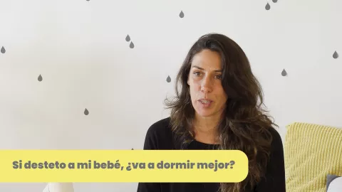 Cris Moe en una habitación infantil respondiendo a la pregunta “Si desteto a mi bebé, ¿va a dormir mejor?”, lección del curso “Quiero dormir”.