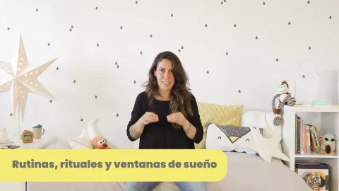 Cris Moe explicando rutinas, rituales y ventanas de sueño del bebé en una habitación infantil, lección del curso “Quiero dormir”.