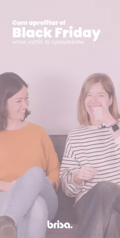 Erika i Laia assegudes en un sofa amb el titol black friday