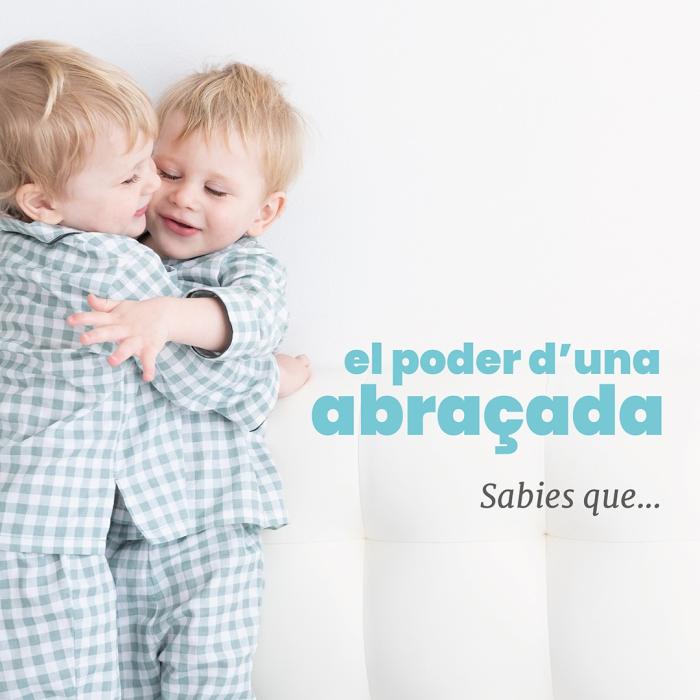 dos nens petits abraçant-se