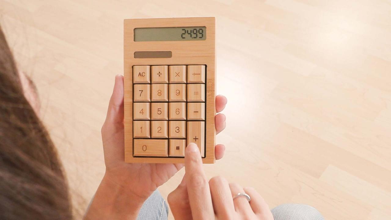 calculadora de fusta amb un 2499 a la pantalla