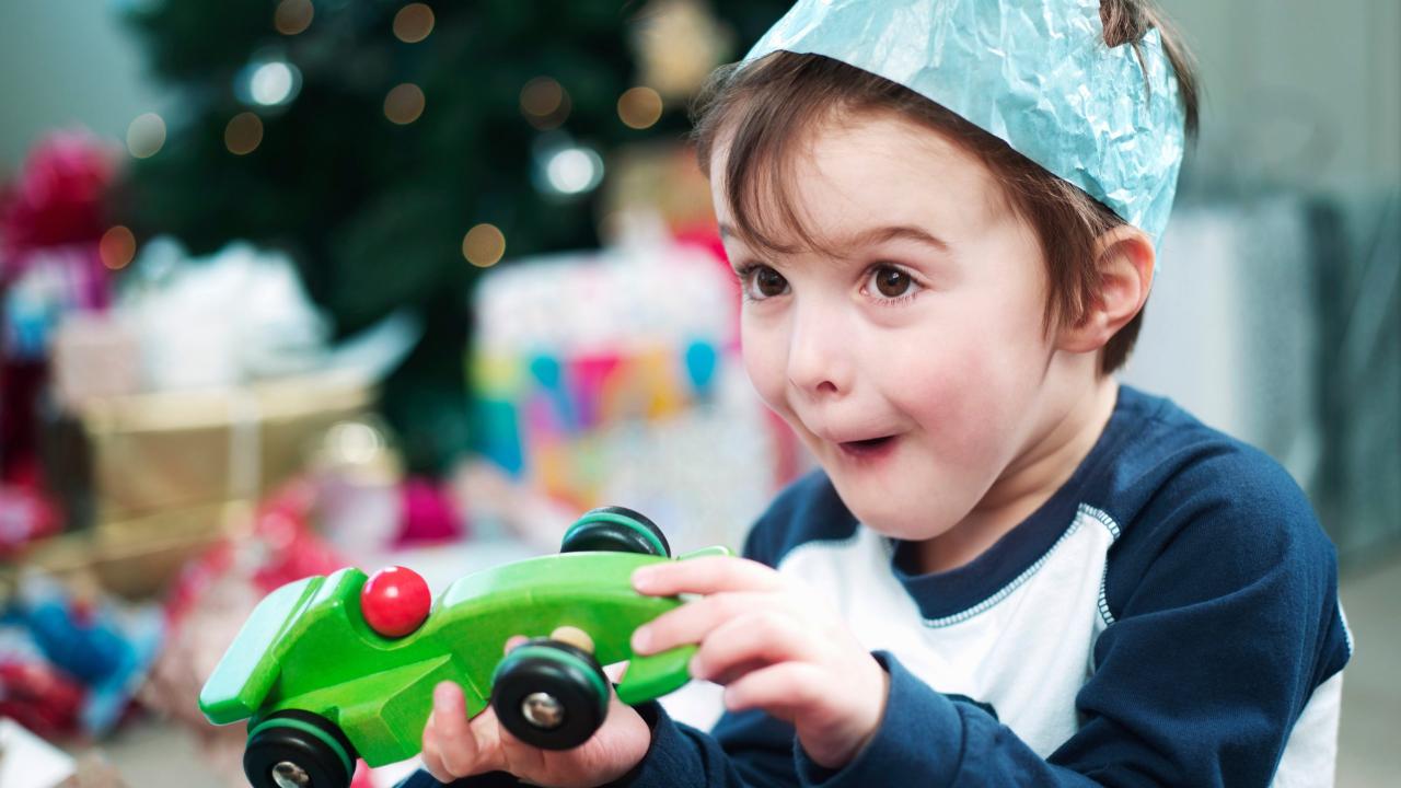 nen obrint regals de nadal