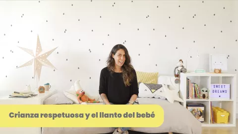 Cris Moe en una habitación infantil hablando sobre crianza respetuosa y el llanto del bebé, lección del curso “Quiero dormir”.
