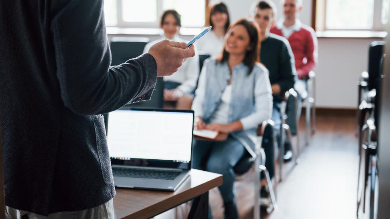 Docent impartint una classe