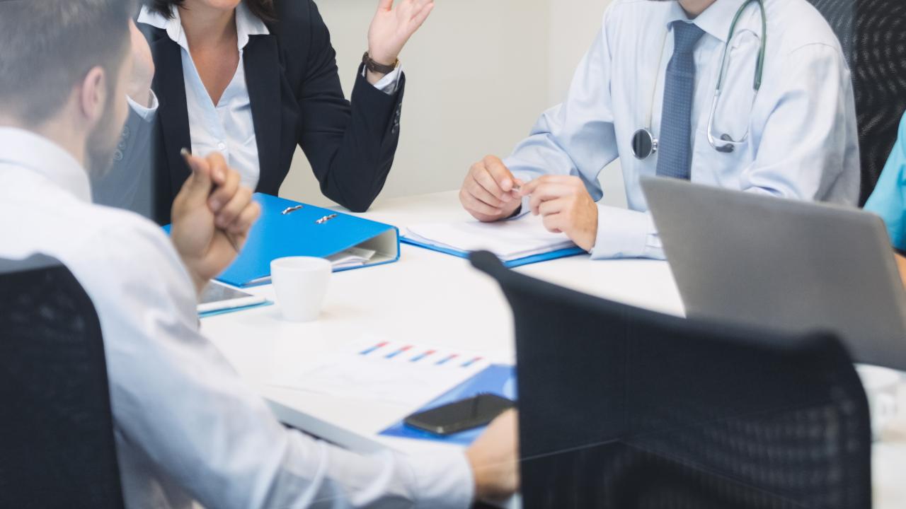 Equip de metges en una reunió
