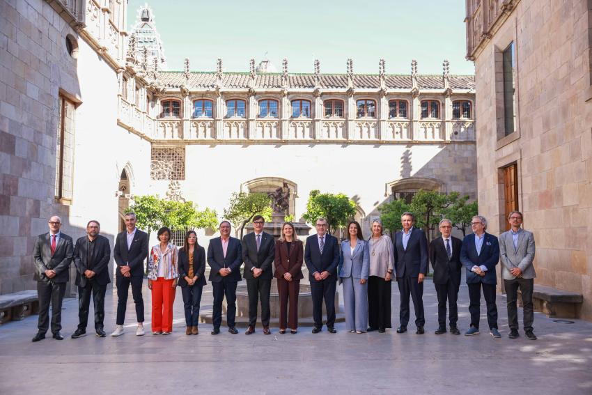 Foto de família de l'acte de signatura de l'acord d'equiparació salarial al sector social