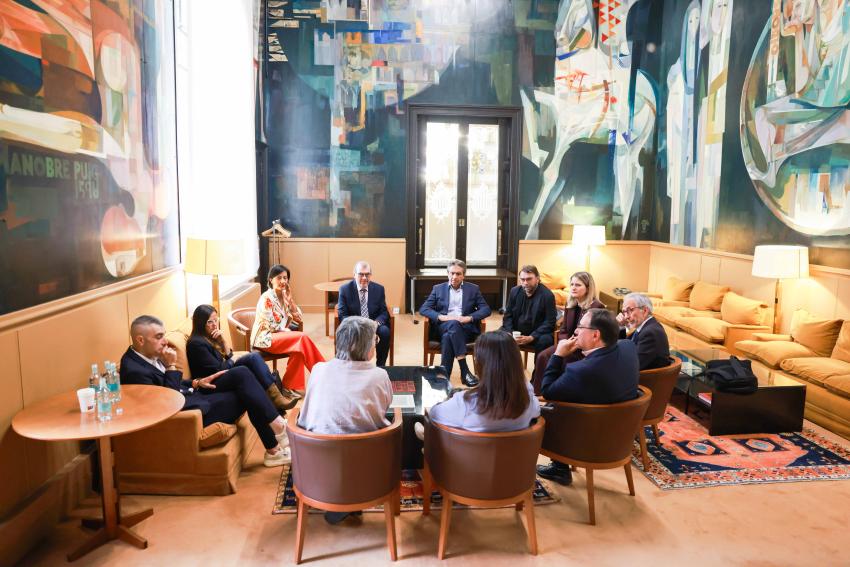 Reunió prèvia a l'acte de signatura de l'acord d'equiparació salarial al sector social