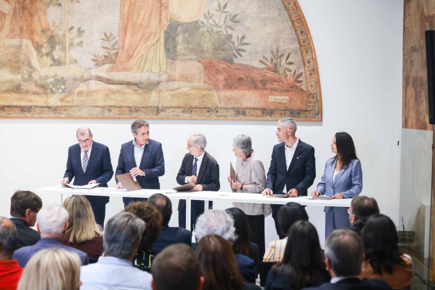 Moment de l'acte de signatura de l'acord d'equiparació salarial al sector social