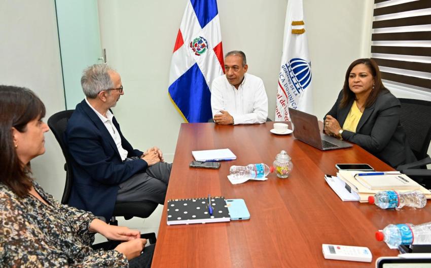 Moment de la reunió entre el CSC i director executiu del CONAPE, Demetrio Antonio Vicente Ureña, acompanyat de l’equip directiu de les àrees de Cures, Desenvolupament Organitzacional i Gestió de Llars de Dia i Centres Permanents 