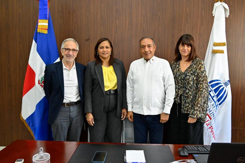 Foto institucional del president i la directora de l'Àrea de Conultoria del CSC amb el director executiu del Consejo Nacional de la Persona Envejeciente (CONAPE) de la República Dominicana, Demetrio Antonio Vicente Ureña