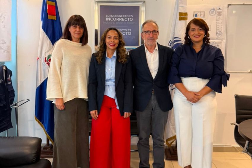 El president del CSC, Josep Mayoral, i la directora de l'Àrea de Consultoria, Maite Pavón, es van reunir amb la viceministra de Salut, Yudelka Arias.