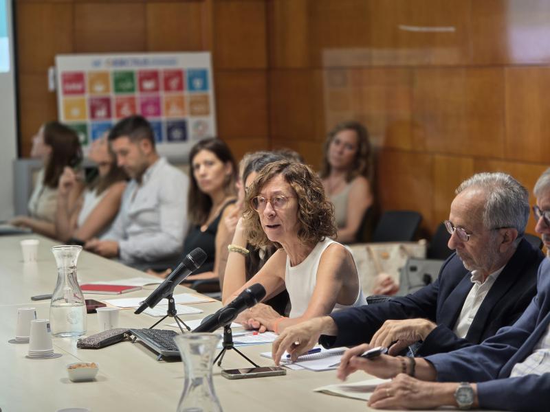 Aina Plaza, durant la seva intervenció a la sessió “El rol del món local en el desplegament de les àrees integrades de salut (AIS): el treball en xarxa amb els proveïdors del territori”