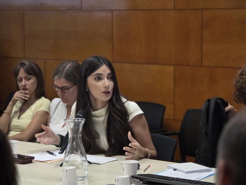 Silvia Garcia durant la seva intervenció a la sessió “El rol del món local en el desplegament de les àrees integrades de salut (AIS): el treball en xarxa amb els proveïdors del territori”