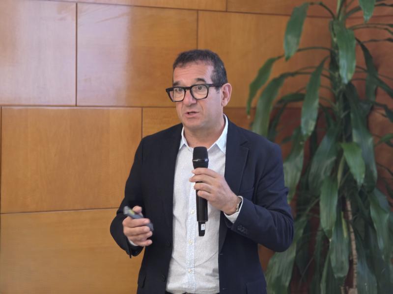 Francesc Luque, director economicofinancer i de Serveis Generals del Parc Taulí, presentant CLS a la Comissió de Gestió Salut del CSC