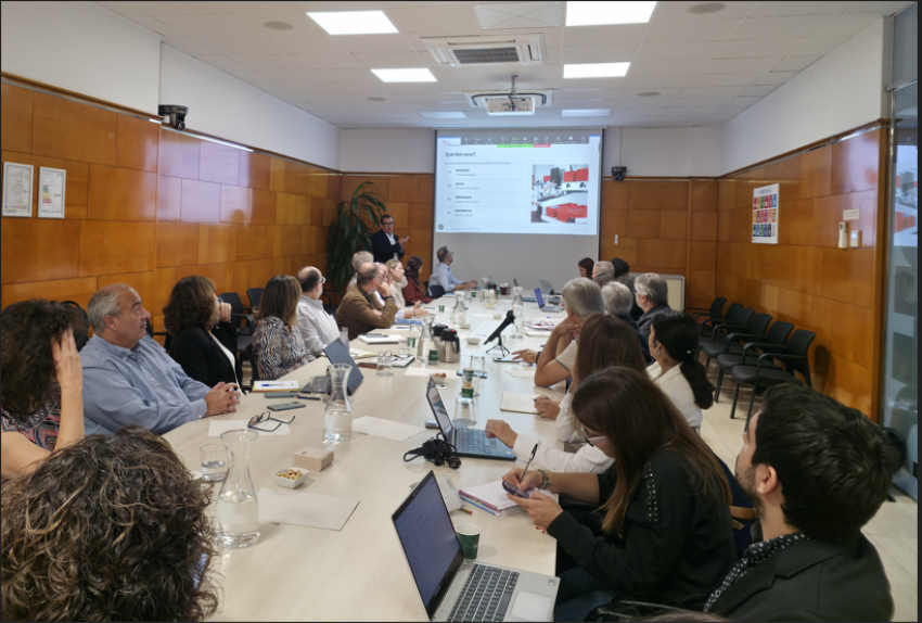 Membres de la Comissió de Gestió Salut del CSC escoltant la presentació de Francesc Luque, director economicofinancer i de Serveis Generals del Parc Taulí