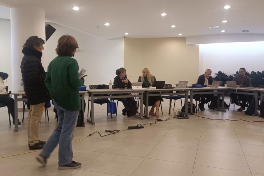 Maria Luisa Vázquez i Ingrid Vargas, del SEPSS, al taller final del projecte EquityCancer-LA 