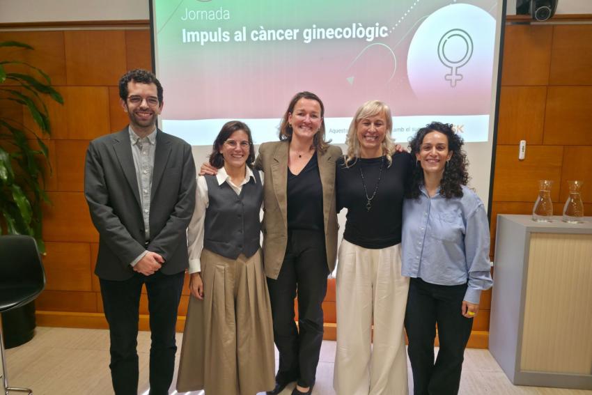 Participants en la taula rodona: la Dra. Lydia Gaba, de l'Hospital Clínic de Barcelona; la Dra. Pilar Barretina, cap del Servei d'Oncologia Mèdica de l'Institut Català d'Oncologia; i Esther Funes, de l'Associació Mama i Ovari Hereditari (AMOH)