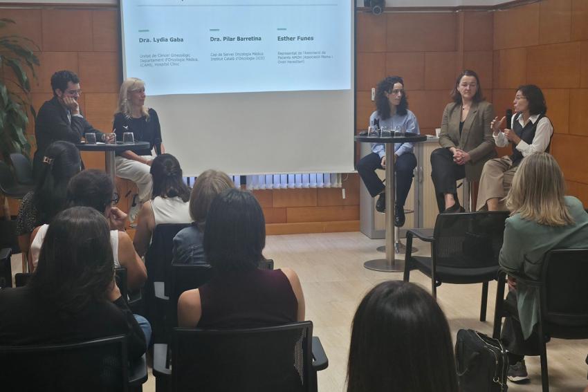 Taula rodona amb la Dra. Lydia Gaba, de l'Hospital Clínic de Barcelona; la Dra. Pilar Barretina, cap del Servei d'Oncologia Mèdica de l'Institut Català d'Oncologia; i Esther Funes, de l'Associació Mama i Ovari Hereditari (AMOH)