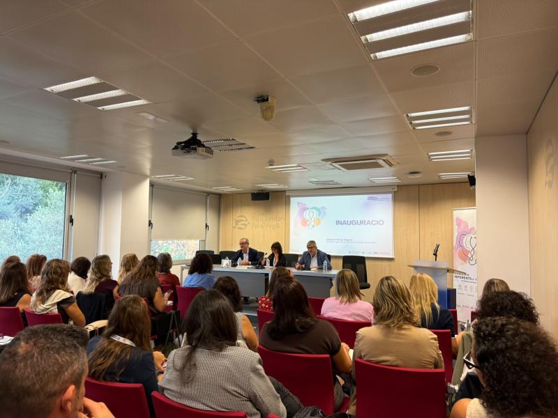 Moment de la inaguració de la joranda de presentació de la Xarxa de Referents d’Igualtat del Sistema de Salut Integral d’Utilització Pública de Catalunya (SISCAT), amb Josep. M Pomar, Roser Fernández i Frnacesc José María.