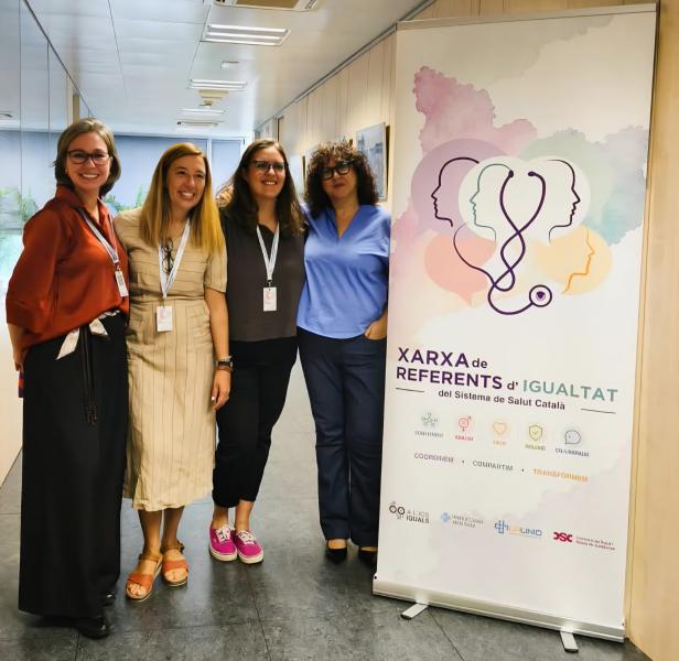 Pilar Rol, directora executiva de CAPSS, acompanyada de participants de la jornada de presentació de la Xarxa de Referents d’Igualtat del Sistema de Salut Integral d’Utilització Pública de Catalunya (SISCAT)