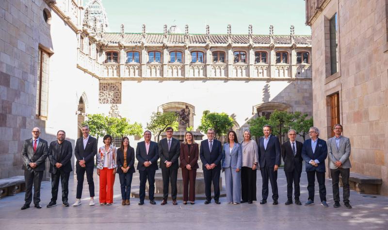 Foto de família de l'acte de signatura de l'acord d'equiparació salarial al sector social