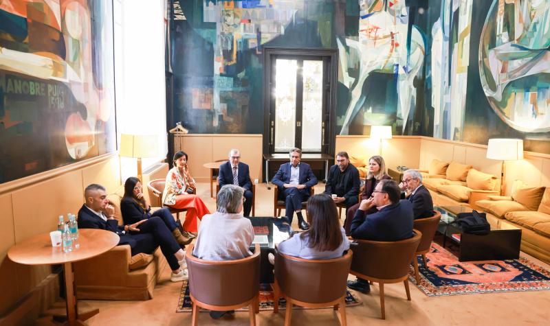 Reunió prèvia a l'acte de signatura de l'acord d'equiparació salarial al sector social