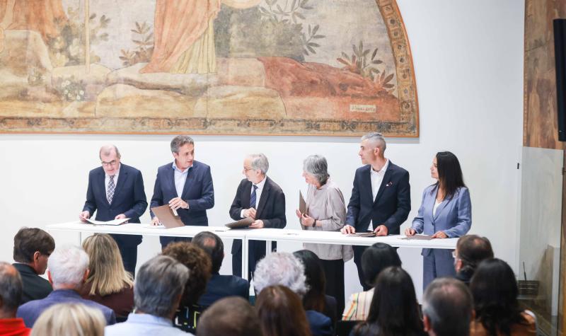 Moment de l'acte de signatura de l'acord d'equiparació salarial al sector social