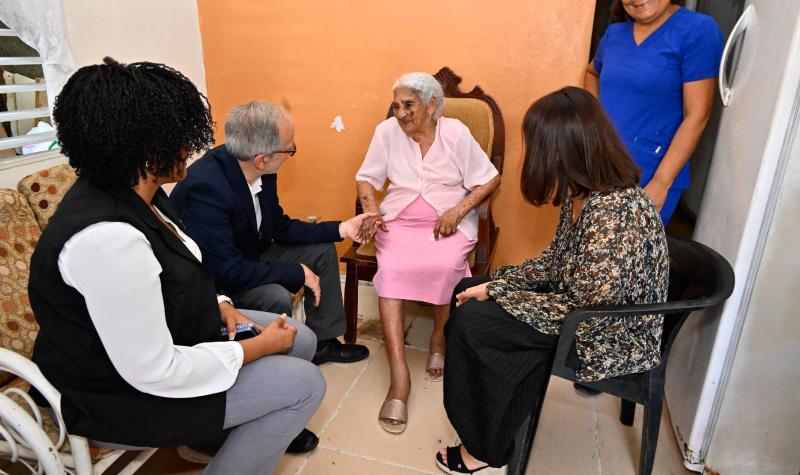 L'equip del CSC, conversant amb una usuària durant la visita als domicilis integrats en el projecte pilot de "comunidades de cuidado", finançat pel Banco Interamericano de Desarrollo (BID)