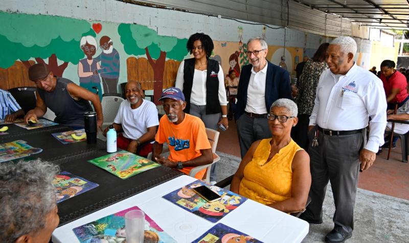 Moment de la visita a un "hogar de día" integrat en el projecte pilot de "comunidades de cuidado"