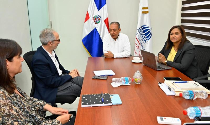 Moment de la reunió entre el CSC i director executiu del CONAPE, Demetrio Antonio Vicente Ureña, acompanyat de l’equip directiu de les àrees de Cures, Desenvolupament Organitzacional i Gestió de Llars de Dia i Centres Permanents 