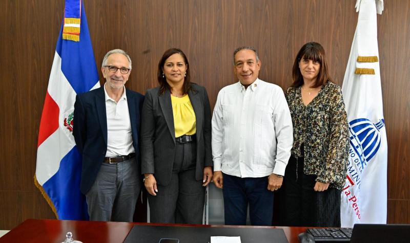 Foto institucional del president i la directora de l'Àrea de Conultoria del CSC amb el director executiu del Consejo Nacional de la Persona Envejeciente (CONAPE) de la República Dominicana, Demetrio Antonio Vicente Ureña