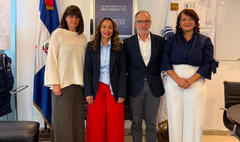 El president del CSC, Josep Mayoral, i la directora de l'Àrea de Consultoria, Maite Pavón, es van reunir amb la viceministra de Salut, Yudelka Arias.