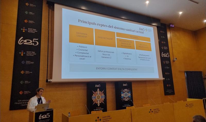 Adrià Comella, director de l'Hospital de la Santa Creu i Sant Pau, a la formació a la que assisteixen professionals sanitaris de l'Argentina.