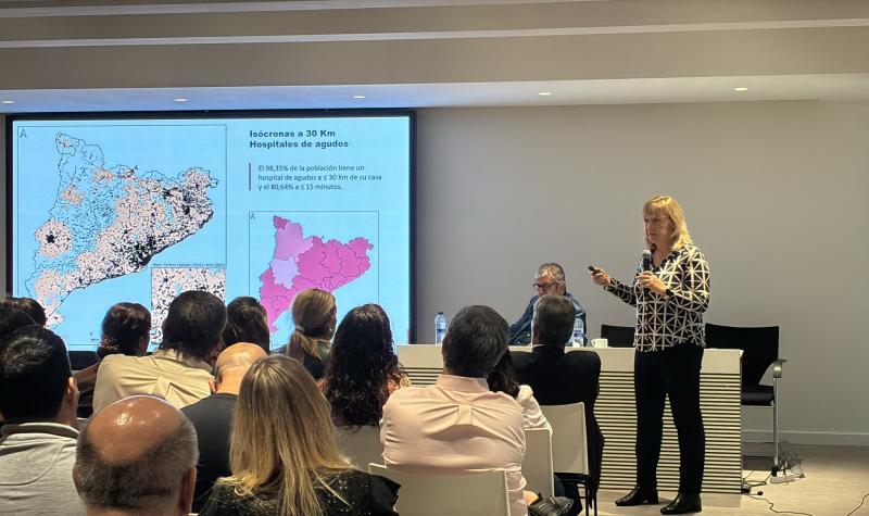 Ariadna Mas, subdirectora general de planificació sanitària, a la formació a la que assisteixen professionals sanitaris de l'Argentina.