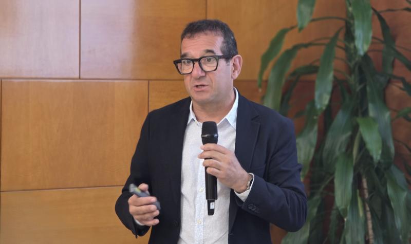 Francesc Luque, director economicofinancer i de Serveis Generals del Parc Taulí, presentant CLS a la Comissió de Gestió Salut del CSC