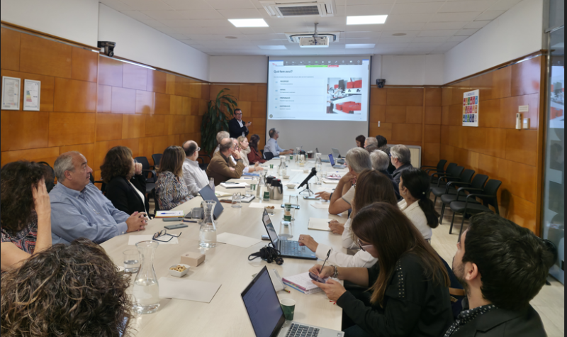 Membres de la Comissió de Gestió Salut del CSC escoltant la presentació de Francesc Luque, director economicofinancer i de Serveis Generals del Parc Taulí