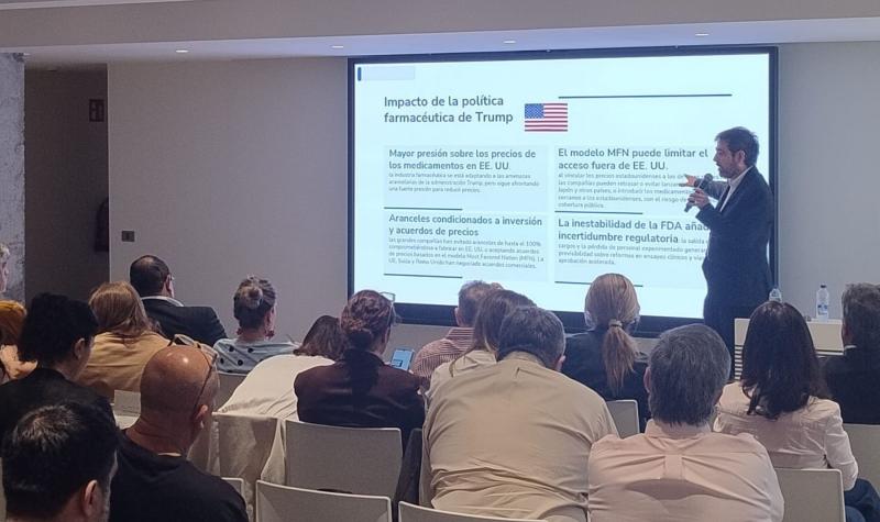 Josep M. Guiu, cap del Servei de Farmàcia de la Xarxa Santa Tecla i president de la Societat Catalana de Farmàcia Clínica, a la formació dirigida a professionals d'Argentina.