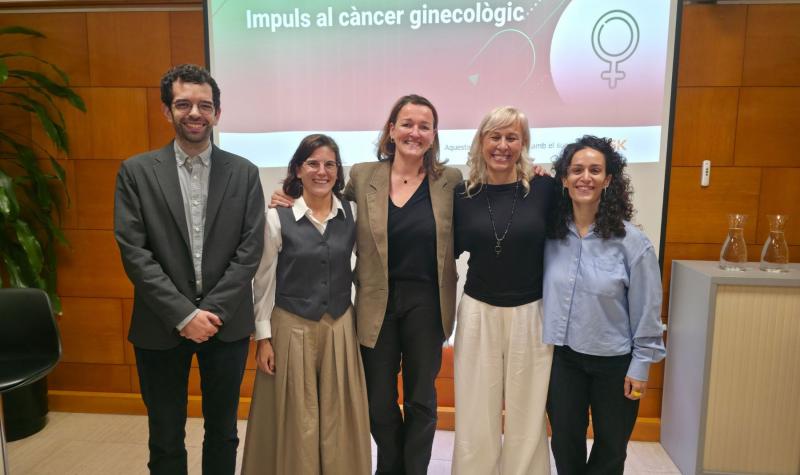 Participants en la taula rodona: la Dra. Lydia Gaba, de l'Hospital Clínic de Barcelona; la Dra. Pilar Barretina, cap del Servei d'Oncologia Mèdica de l'Institut Català d'Oncologia; i Esther Funes, de l'Associació Mama i Ovari Hereditari (AMOH)