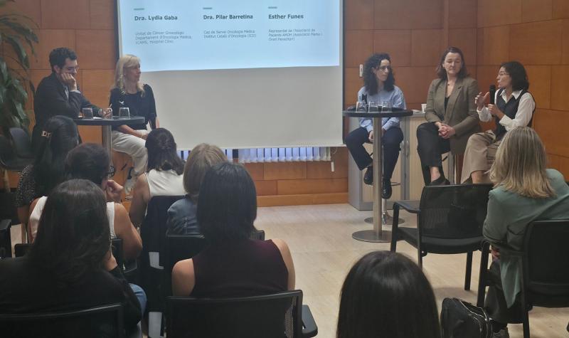 Taula rodona amb la Dra. Lydia Gaba, de l'Hospital Clínic de Barcelona; la Dra. Pilar Barretina, cap del Servei d'Oncologia Mèdica de l'Institut Català d'Oncologia; i Esther Funes, de l'Associació Mama i Ovari Hereditari (AMOH)