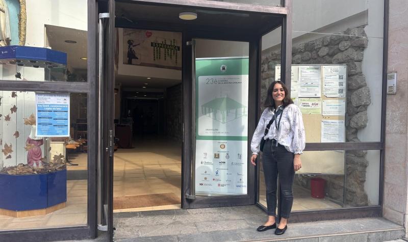 Rosalia Serra a l'entrada de la Parròquia de Sant Esteve de Granollers